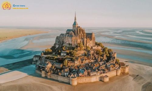 Mont Saint Michel nằm tại tỉnh Manche, vùng Basse Normandie, Pháp
