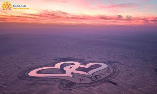 Hồ nước trái tim độc lạ ở Dubai