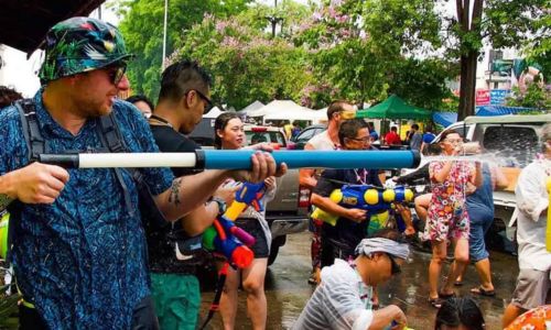 Tết Thái Lan và hoạt động té nước cầu may