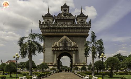 Tượng đài Chiến thắng Patuxay tại tour du lịch Khám phá 3 nước Đông Dương