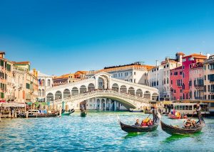 Du thuyền qua kênh đào ở Venice